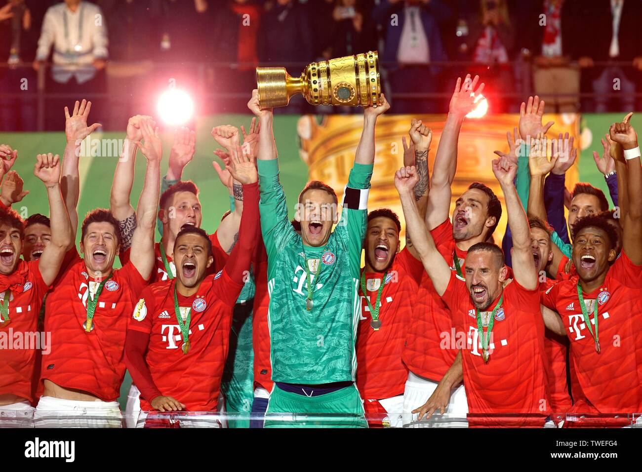 Torhüter Manuel Neuer FC Bayern München mit Schale, Jubel beim FC Bayern München nach der Schale Sieg, 76 DFB-Pokalspiel, RB Leipzig, RBL, gegen den FC Stockfoto