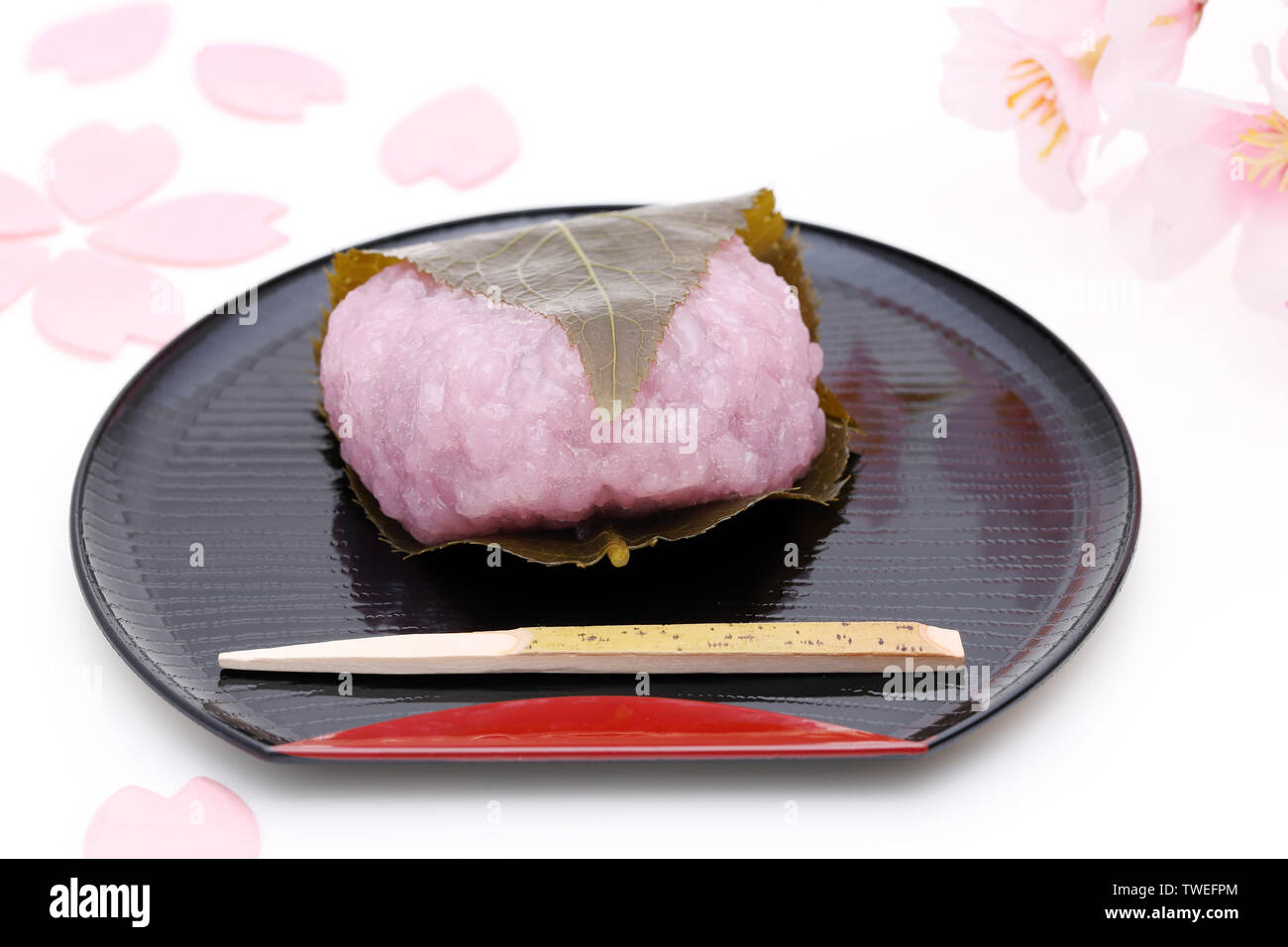 Japanische Süßwaren, Sakura mochi Dessert aus Reis Kuchen Stockfoto