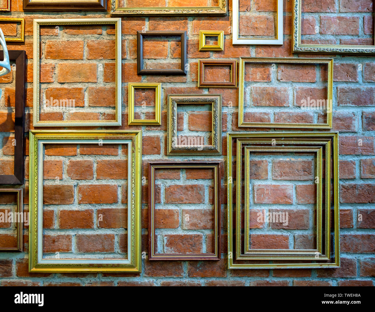 Verschiedene leeren Bilderrahmen aufhängen an Wand. Wand Dekoration Konzept  Stockfotografie - Alamy