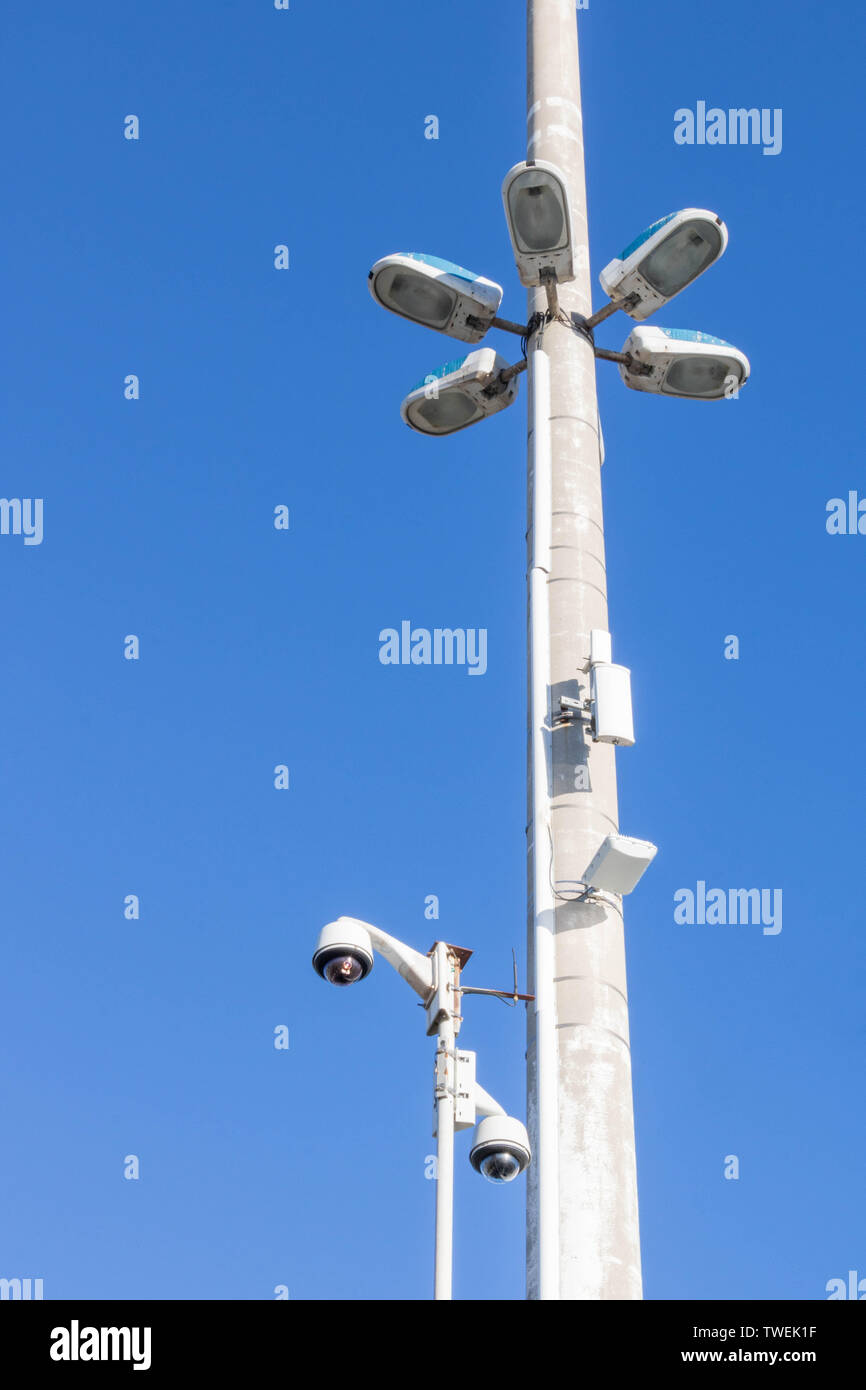 Stadt Sicherheit, Kameraüberwachung und Straßenbeleuchtung Stockfoto