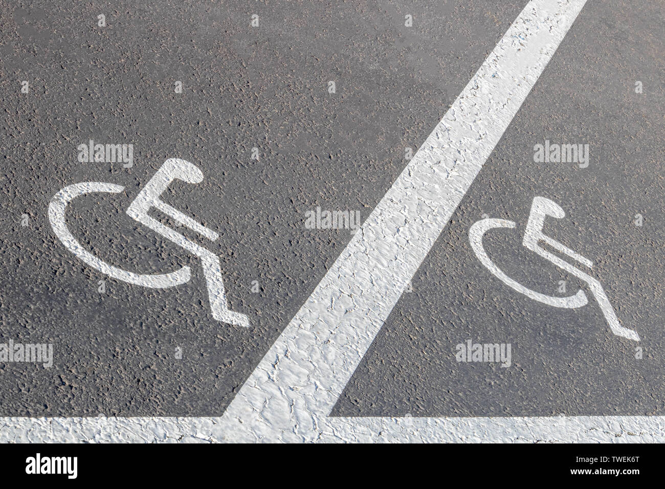 Straße Markierung, Beschilderung reservierte Parkplätze für Personen mit eingeschränkter Mobilität Stockfoto