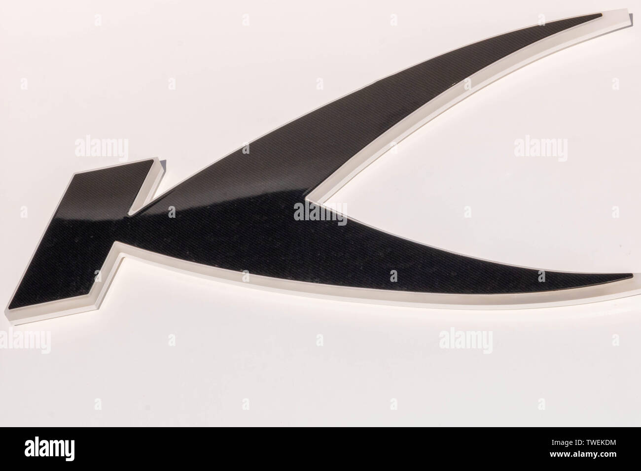 3D-Stahl Buchstabe K auf einem Cremigen weißen Hintergrund Stockfoto