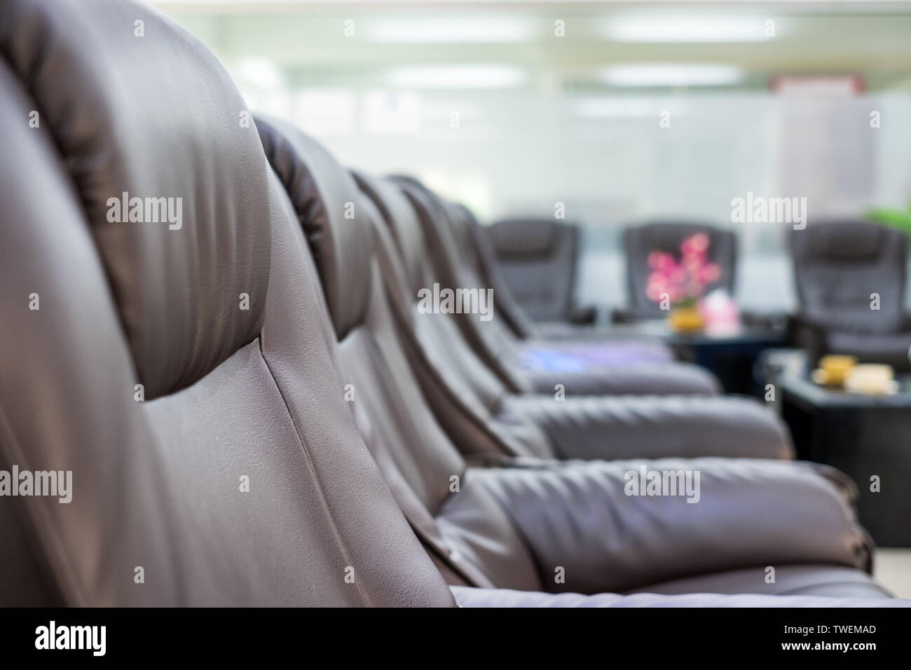 Braunes Leder Sessel im Zimmer sortiert Stockfoto