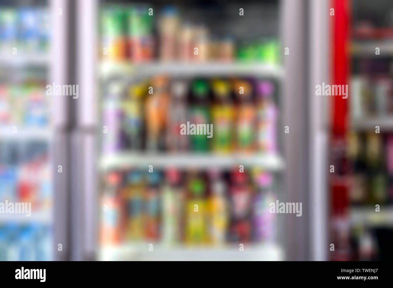 Verwackelte szene bunte Trinken im Gefrierfach Kühlbox mit Dampf Stockfoto