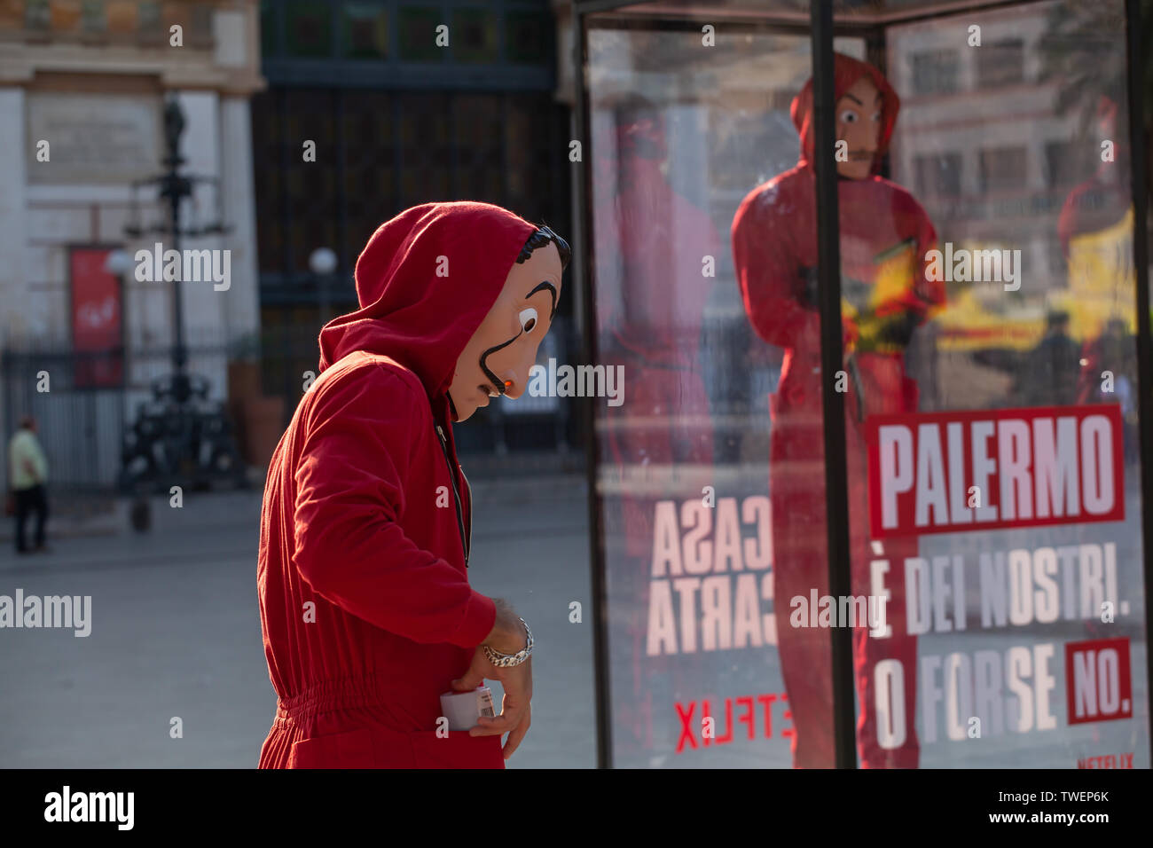 Italien Guerilla Marketing Von Netflix Fur La Casa De Papel 3 In Palermo Das Neue Mitglied Wird Der Code Name Palermo Haben Stockfotografie Alamy