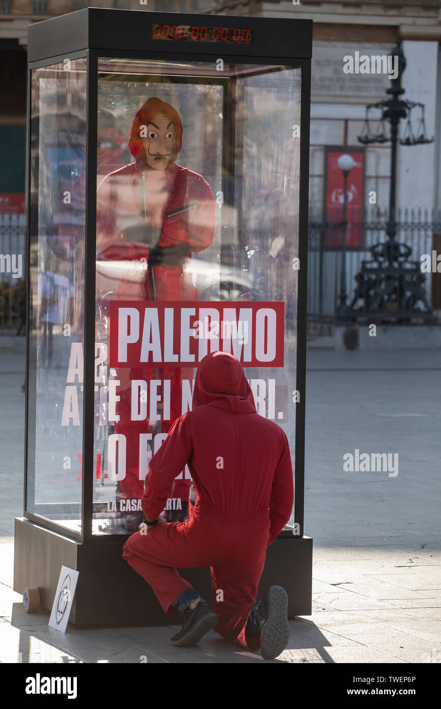 Italien: Guerilla Marketing von Netflix für La Casa de Papel 3 in Palermo. Das neue Mitglied wird der Code Name "Palermo" haben. Stockfoto
