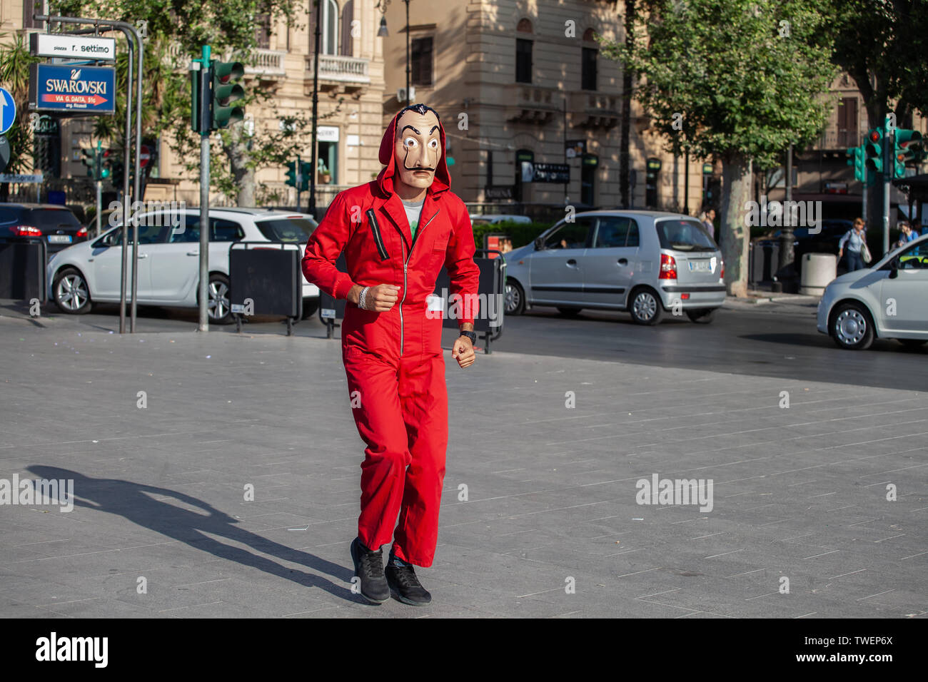 Italien: Guerilla Marketing von Netflix für La Casa de Papel 3 in Palermo. Das neue Mitglied wird der Code Name "Palermo" haben. Stockfoto