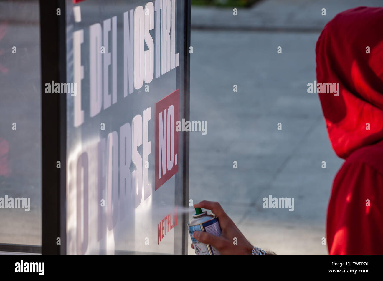 Italien: Guerilla Marketing von Netflix für La Casa de Papel 3 in Palermo. Das neue Mitglied wird der Code Name "Palermo" haben. Stockfoto