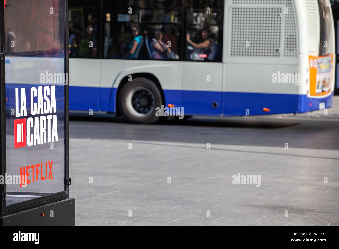 Italien: Guerilla Marketing von Netflix für La Casa de Papel 3 in Palermo. Das neue Mitglied wird der Code Name "Palermo" haben. Stockfoto