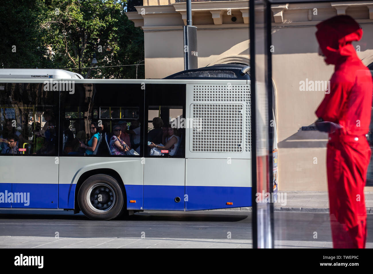 Italien: Guerilla Marketing von Netflix für La Casa de Papel 3 in Palermo. Das neue Mitglied wird der Code Name "Palermo" haben. Stockfoto