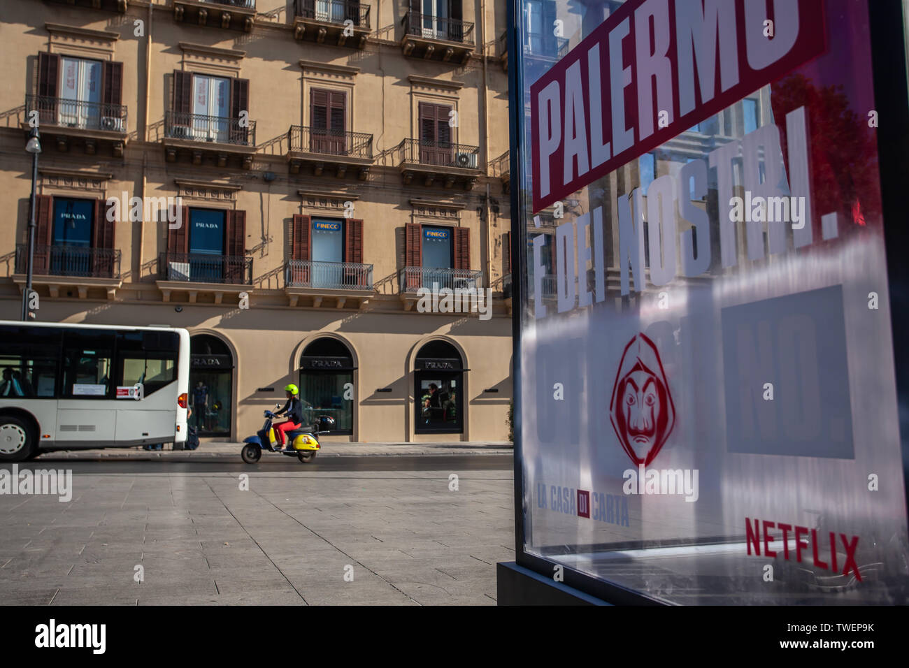 Italien: Guerilla Marketing von Netflix für La Casa de Papel 3 in Palermo. Das neue Mitglied wird der Code Name "Palermo" haben. Stockfoto