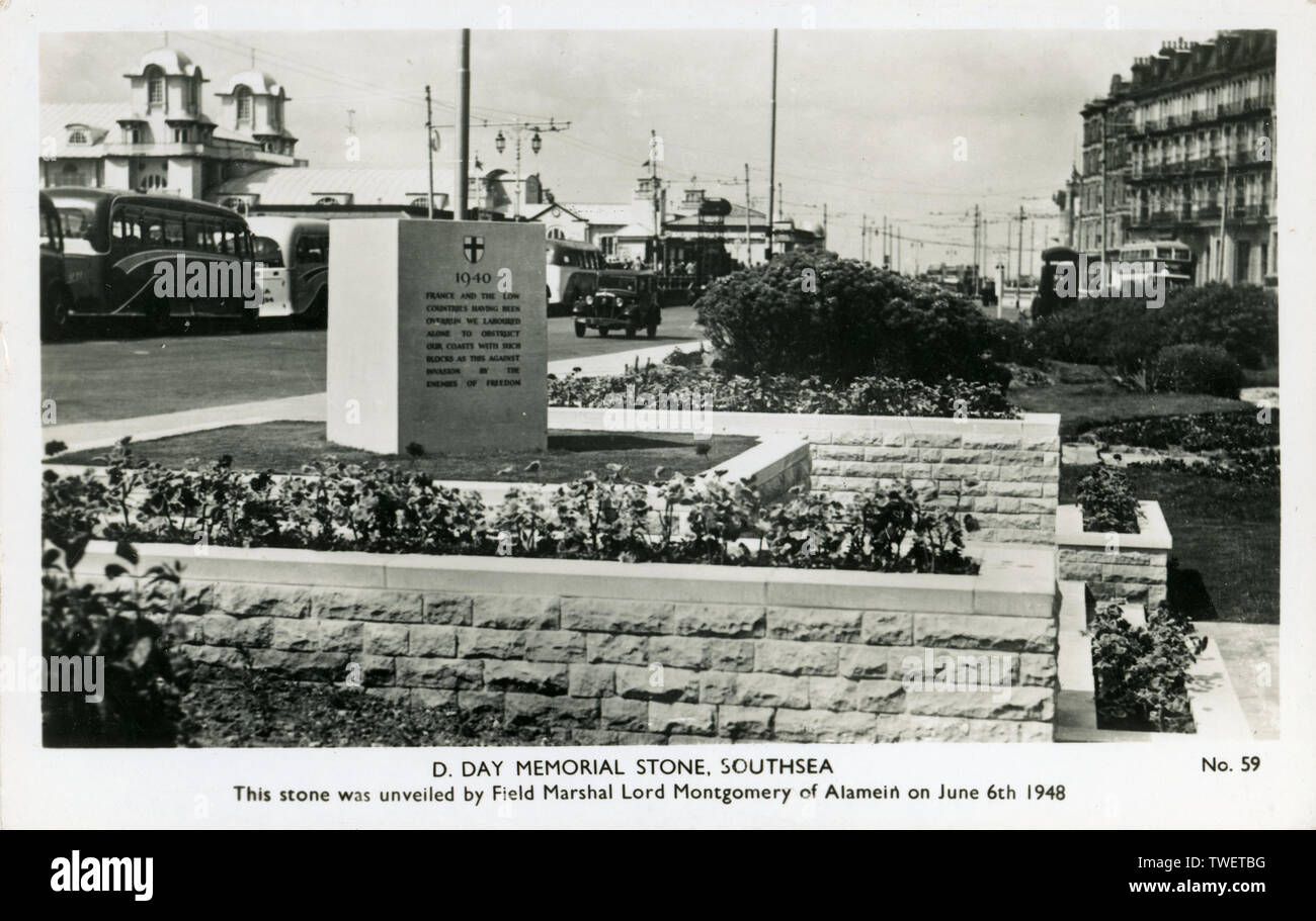 1951 Postkarte des D-Day Memorial Stone in Fareham, Hampshire. Die Karte wurde 1951 gesendet und der Stein enthüllt von Feldmarschall Lord Montgomery von Alamein am 6. Juni 1948, vier Jahre nach dem Tag, ab dem Start der Operation Overlord. Die Postkarte wird durch R L Evelyn Ltd von Portsmouth. Stockfoto