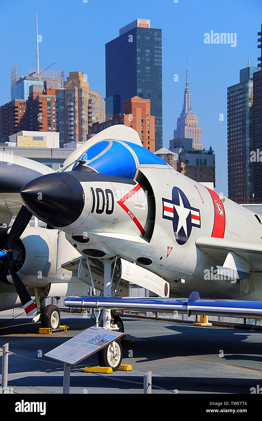 F-3 C AG-100 auf der USS Intrepid, Intrepid Sea, Air & Space Museum mit dem Empire State Building, New York City, New York, USA Stockfoto