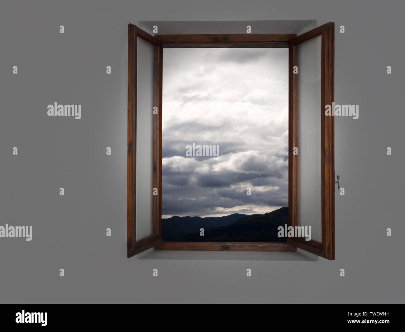 Generische offene Fenster mit Blick auf den grauen Himmel, Depressionen oder psychische Gesundheit Konzept. . Holzrahmen. Stockfoto