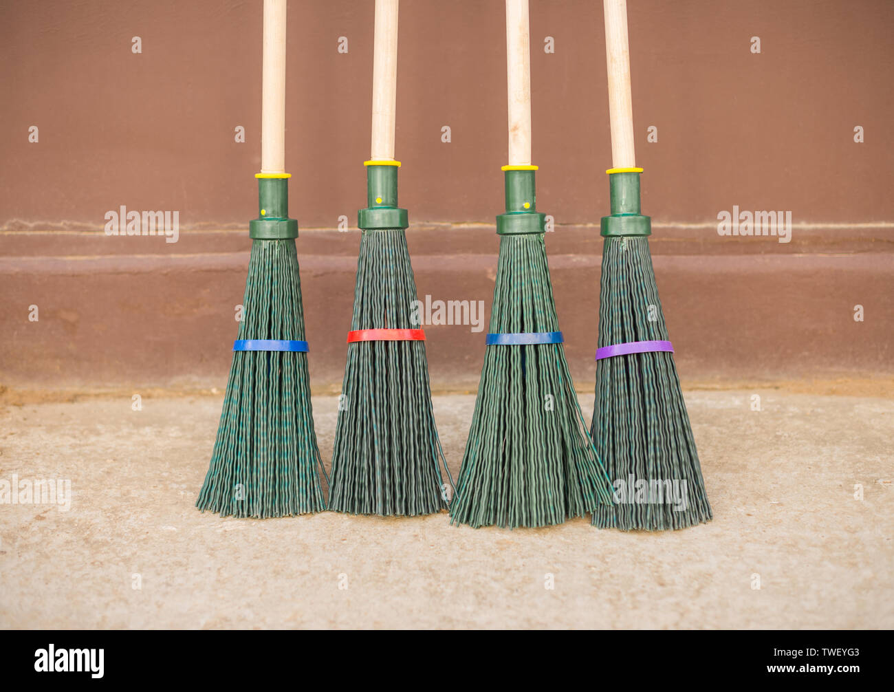 Vier Kunststoff outdoor Besen mit Holzgriffen. Stockfoto
