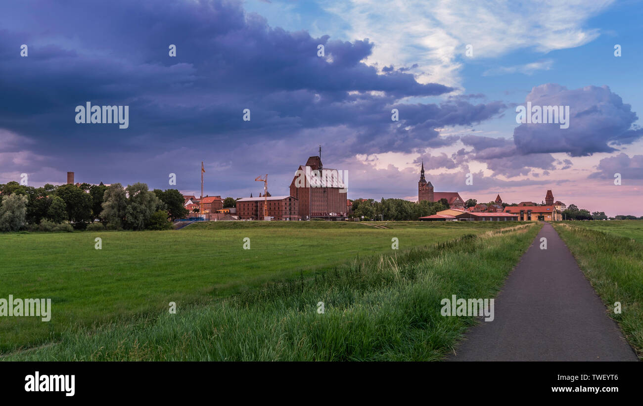 Altstadt Tangermünde, Gewitterwolken über der Stadt, Altmark, Sachsen-Anhalt Stockfoto