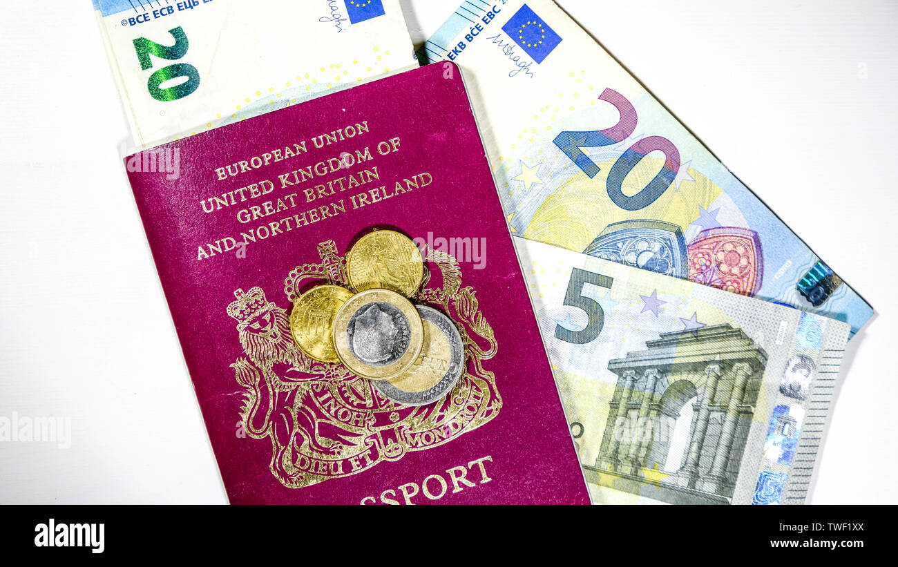 Europäische Währung Euro Banknoten und Münzen mit einem britischen Paß Stockfoto