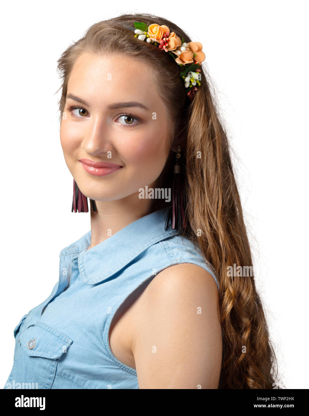 Fröhliche Modell Frau lange dauergewelltes Haar Stockfoto