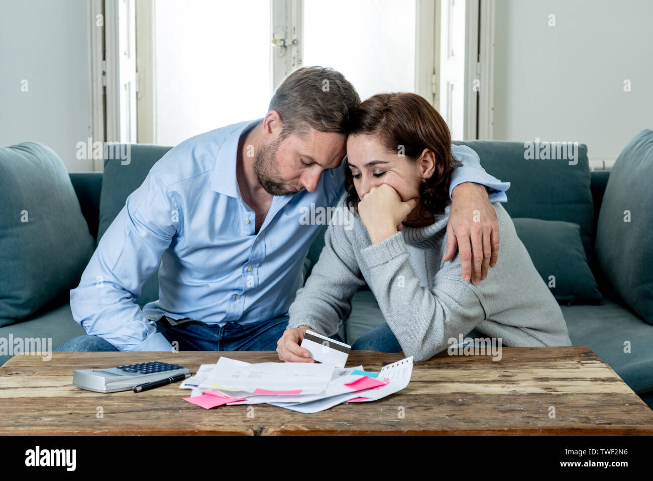 Junges Paar accounting Home Finanzen Rechnungen bezahlen Hypothek Kontoauszüge und Aufwendungen Verzweiflung, so viele Schulden in schlechten betonte financi Stockfoto