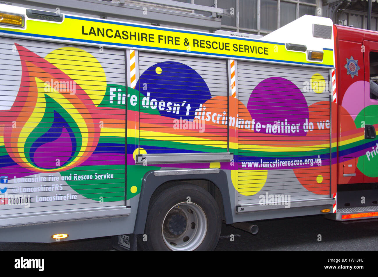 Ein Feuerwehrauto vom Lancashire Fire and Rescue Service, dekoriert in Regenbogenfarben bei Manchester, UK, LGBT Pride Parade 2018 Stockfoto