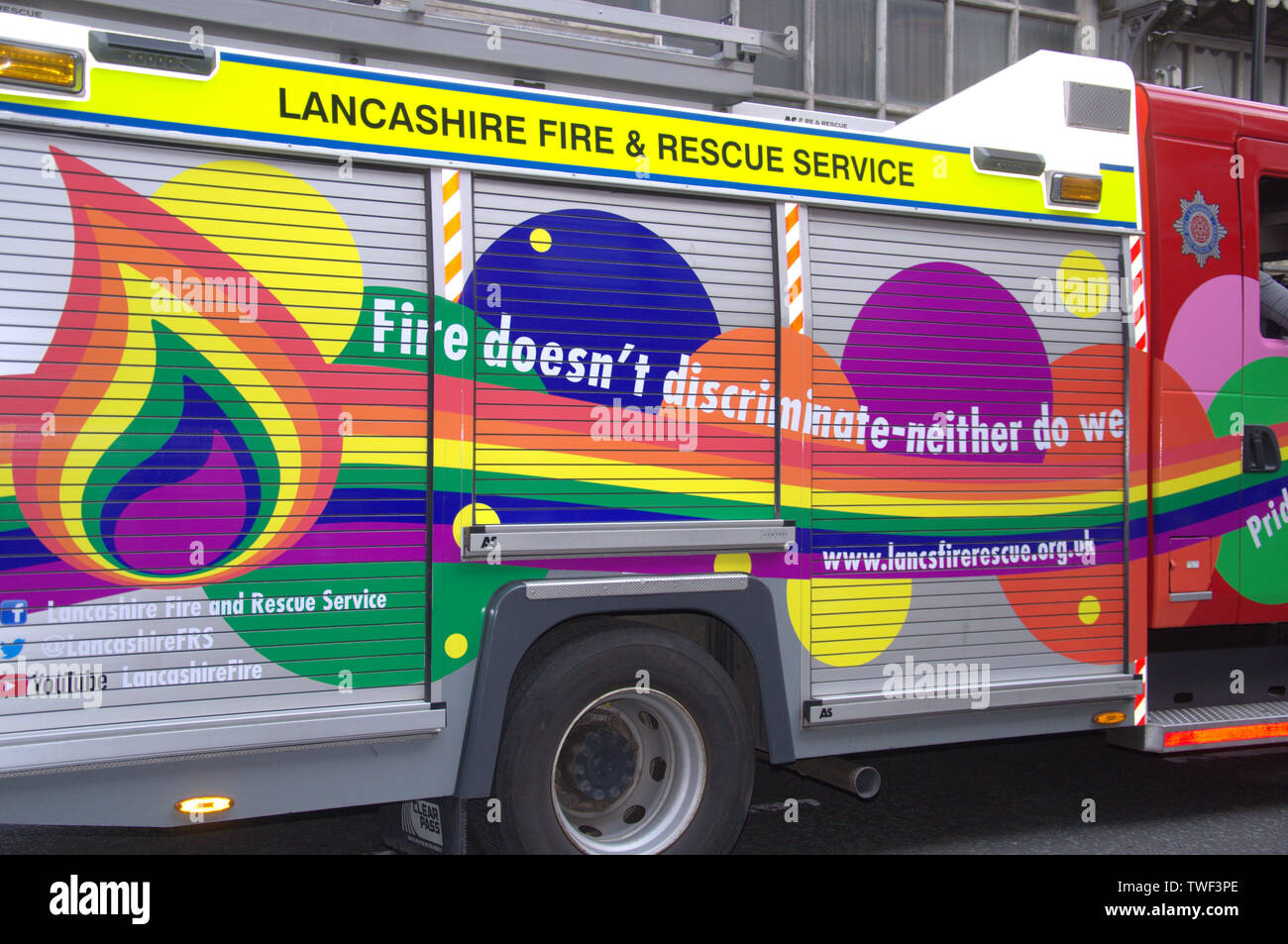 Ein Feuerwehrmotor des Lancashire Fire and Rescue Service, der in Regenbogenfarben in Manchester, UK, LGBT Pride Parade 2018 dekoriert ist Stockfoto
