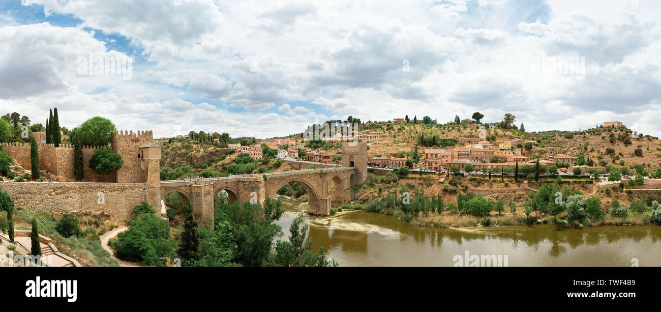 Schöne römische Brücke in Toledo Stockfoto