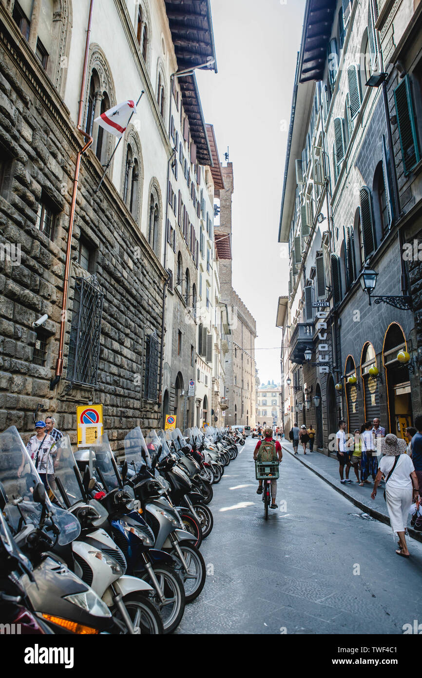 Reihe von Vespa Motorräder aufgereiht in Florenz, Italien Stockfoto