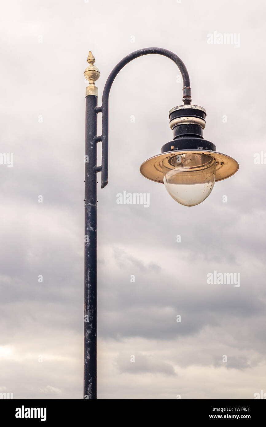 Zu oldstyle Straßenlaternen mit hellen und dunklen Wolken im Hintergrund Stockfoto