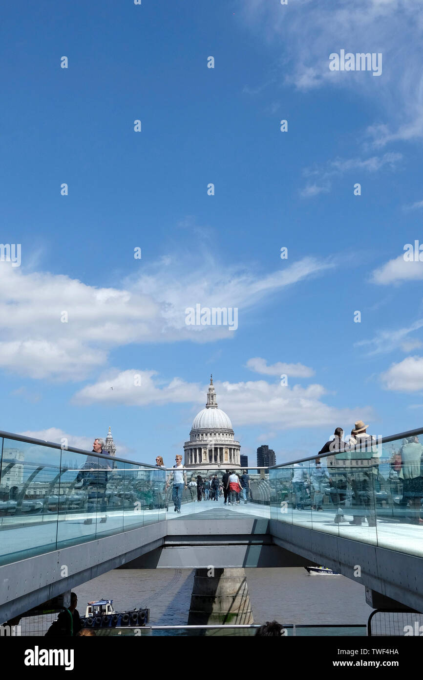 Einen Überblick über die Millennium Bridge, die St Paul's Kathedrale im Hintergrund Stockfoto