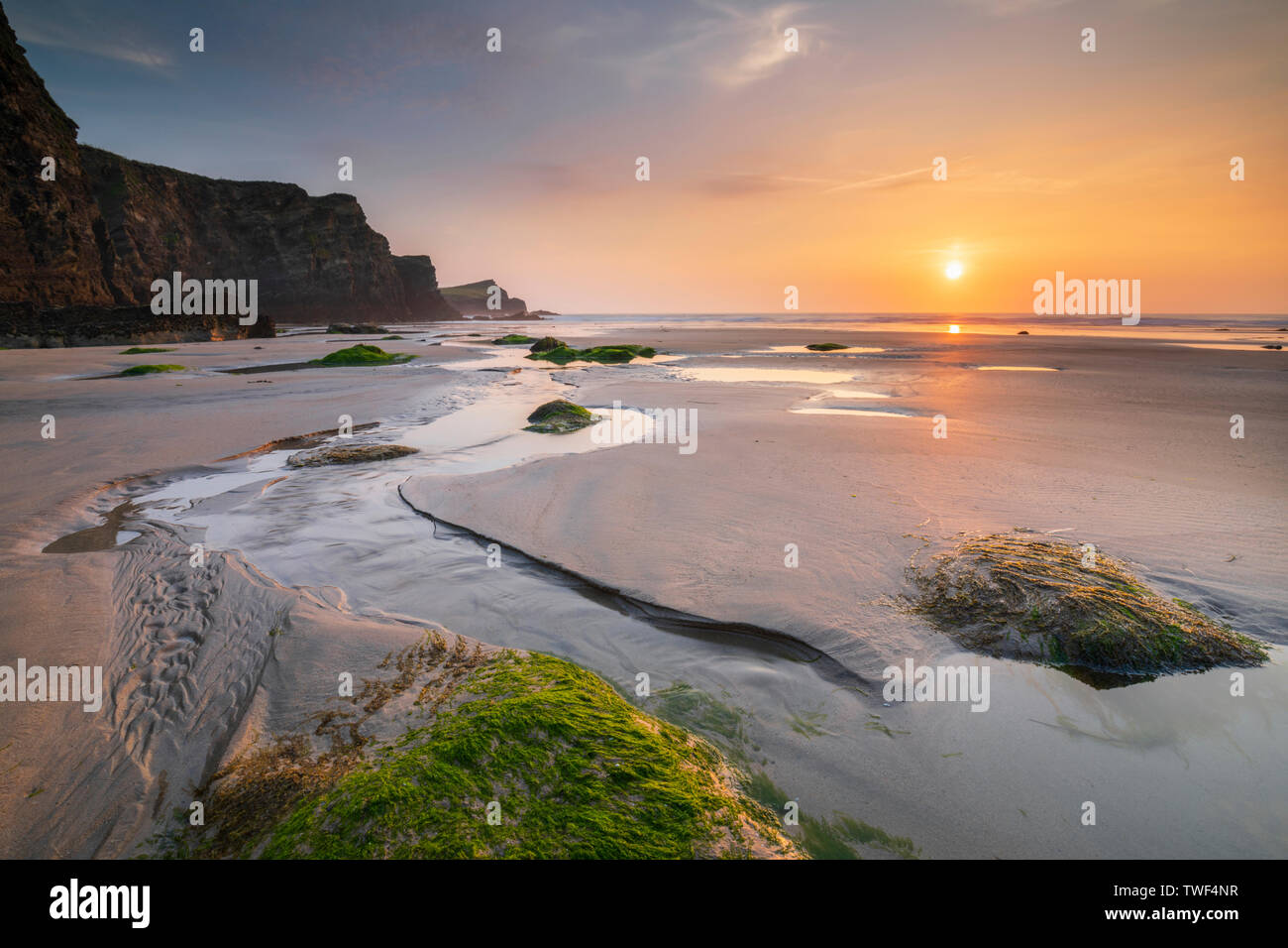 Sonnenuntergang von Whipsiderry Strand gefangen. Stockfoto