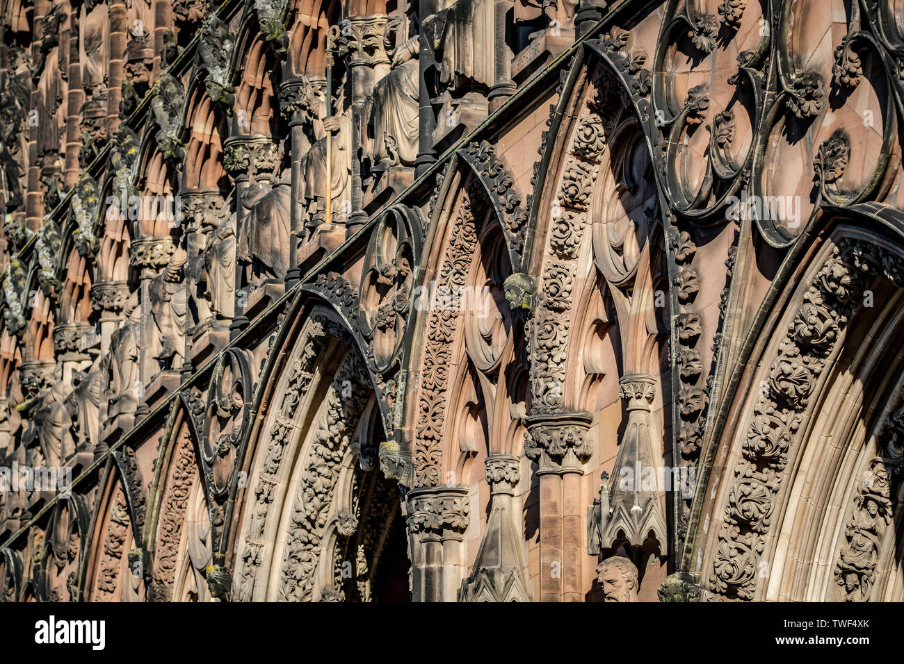 Vor der Kathedrale von Lichfield ist in kunstvollen Schnitzereien bedeckt. Stockfoto