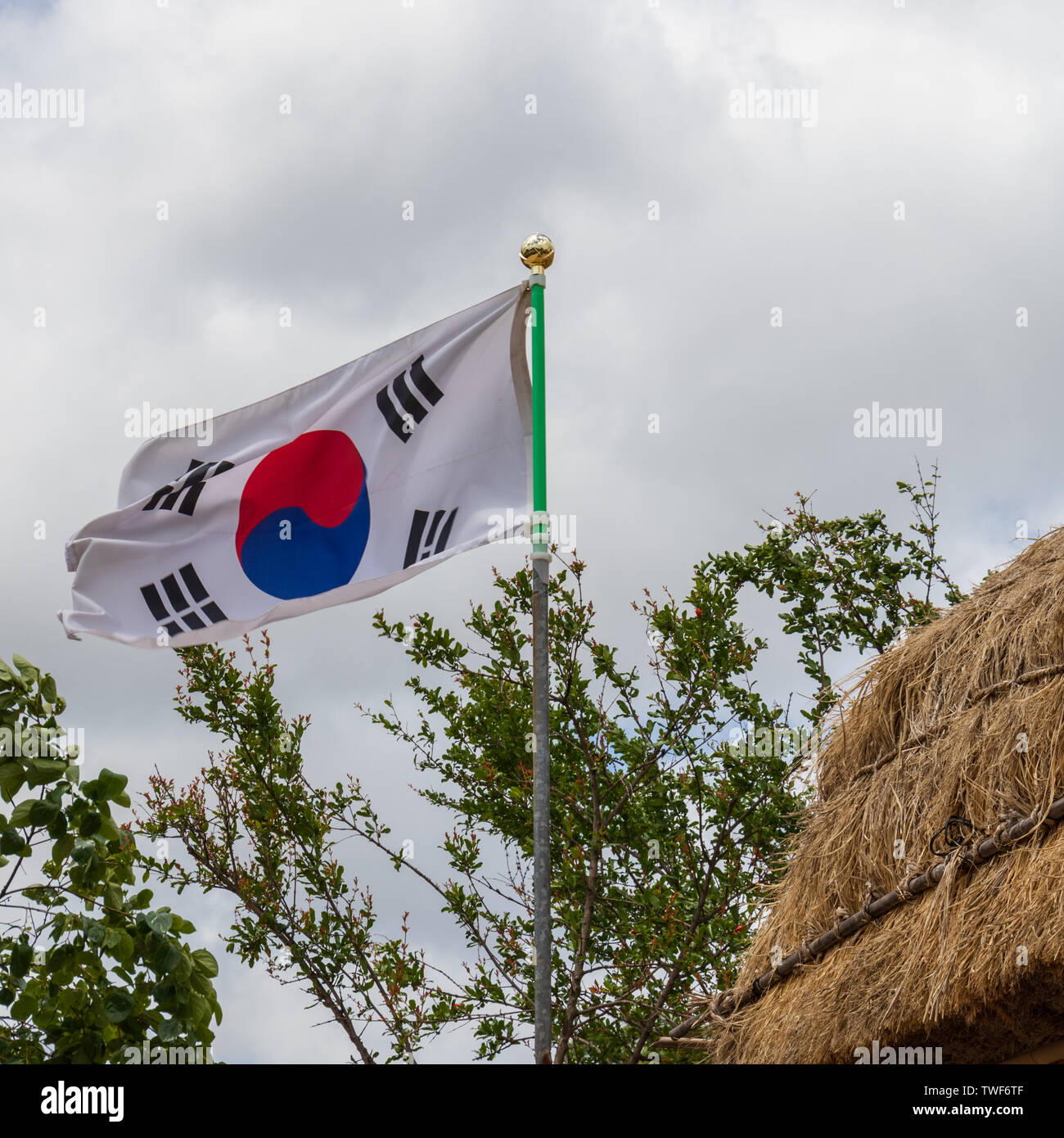 Streaming koreanische Flagge im historischen Yangdong Folk Village. Stockfoto