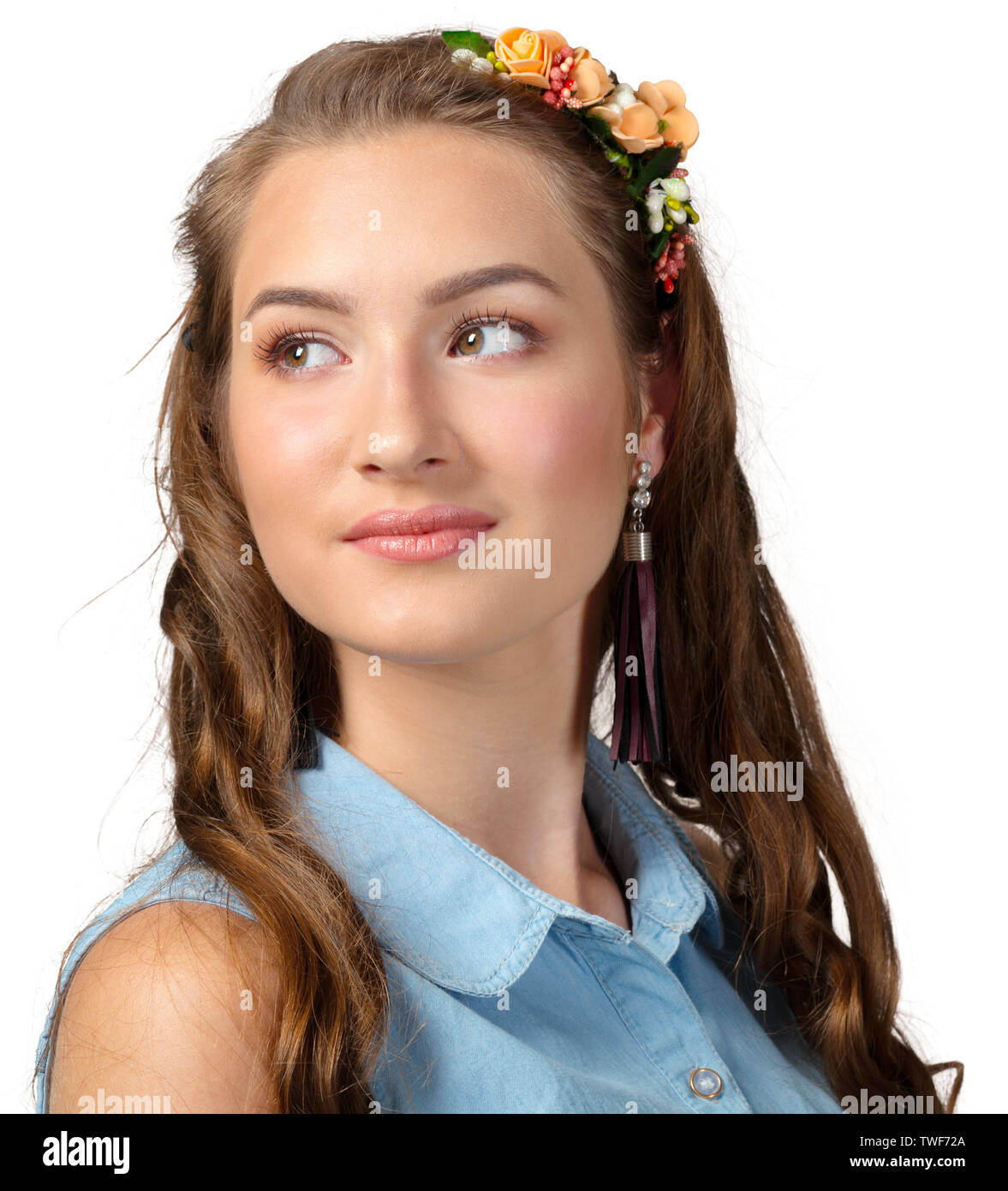 Fröhliche Modell Frau lange dauergewelltes Haar Stockfoto