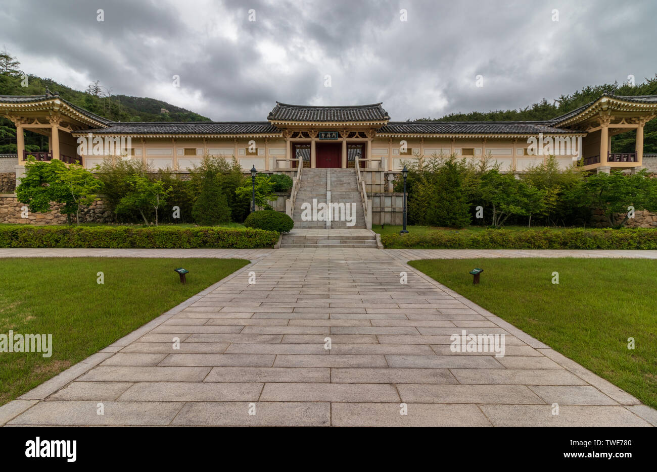 Panorama auf der Innenseite Platz von Tongiljeon Komplex, mit schöner Natur. Erbe der ehemaligen Hauptstadt Gyeongju, Südkorea. Asien. Stockfoto