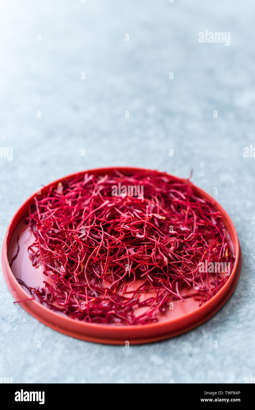 Safran in Rot Schale aus Kunststoff/roten Fäden Kesar, Safran, Crocus Sativus. Organisches Produkt. Stockfoto