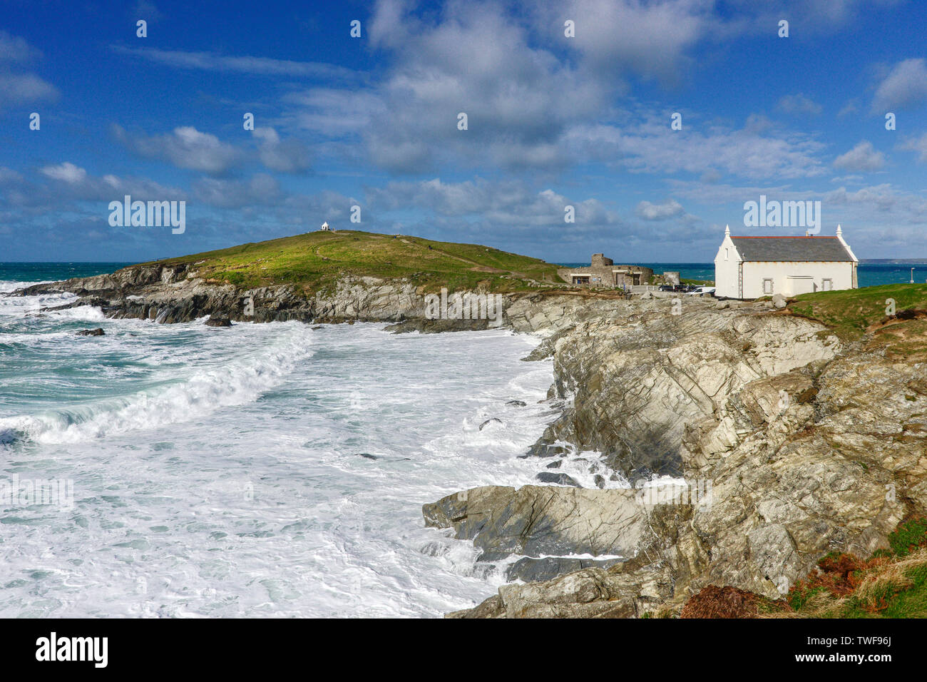 Die zerklüftete Küste im Little Fistral Towan und Kopf in Newquay in Cornwall. Stockfoto