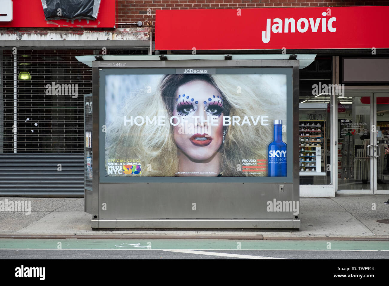 Ein Stolz Monat ad für Sky Wodka mit Drag Queen Trixie Mattel wie auf einem zeitungskiosk Kiosk an der 7th Avenue Avenue in Manhattan, New York City gesehen. Stockfoto