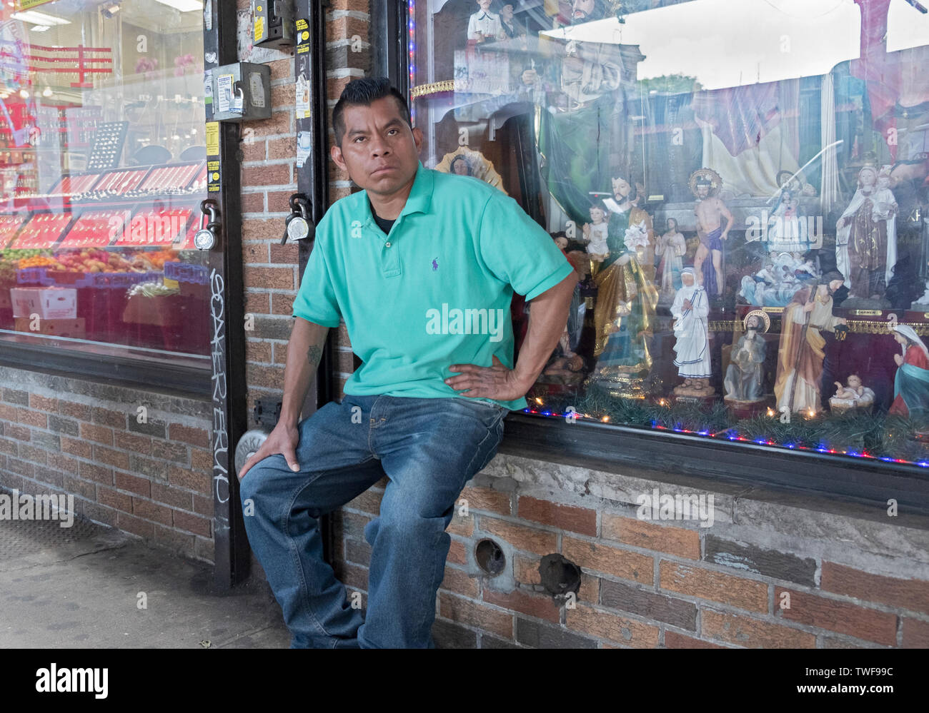 Ein Mann, der wahrscheinlich in Südamerika zu sein, sitzt auf einem