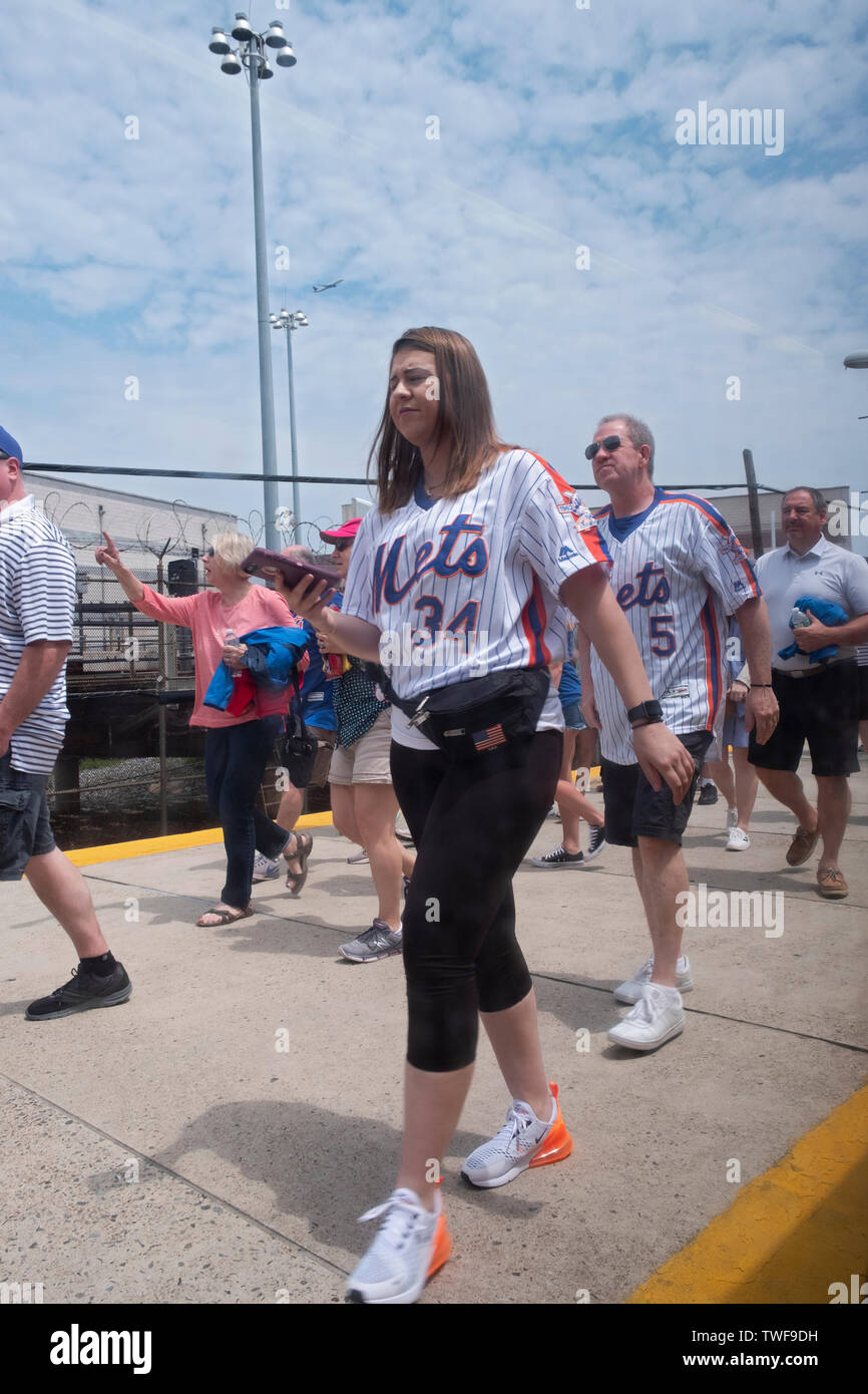 New York Mets Baseballfans steigen von der Long Island Railroad auf ihren Weg nach Citi Field, um ein Baseballspiel zu sehen. In Flushing, New York. Stockfoto