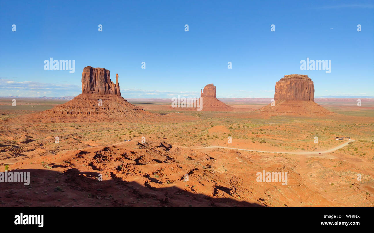 Monument Valley Navajo Tribal Park in der arizona-utah Grenze, die Vereinigten Staaten von Amerika. Red Rocks anhand klarer Himmel Hintergrund Stockfoto