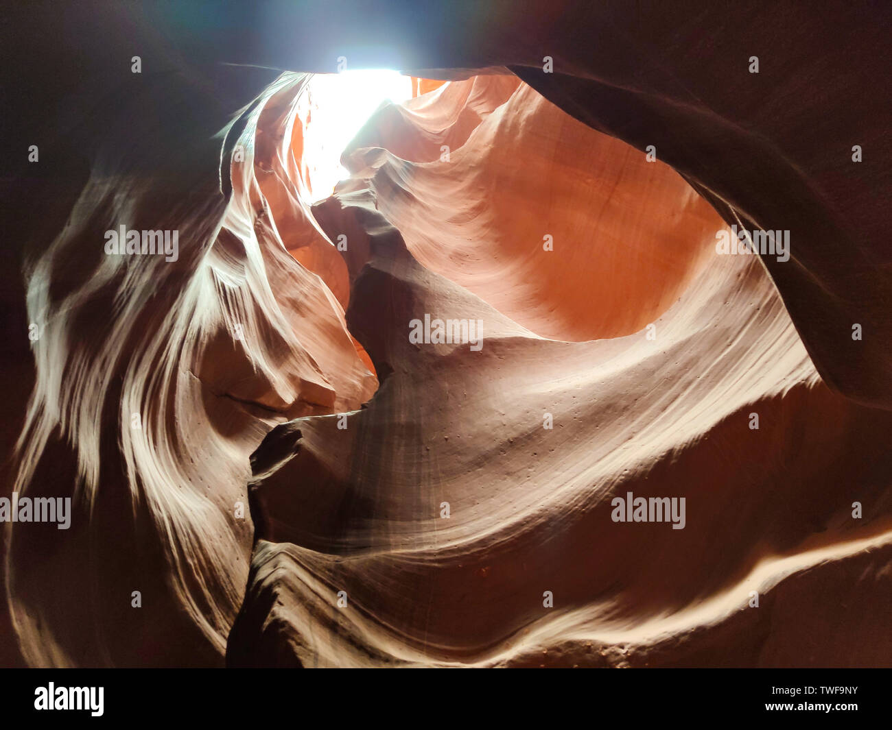 Antelope Canyon, Arizona, Vereinigte Staaten von Amerika. Sandsteinformationen, rot-braune Farbe, bis in den Himmel suchen Stockfoto