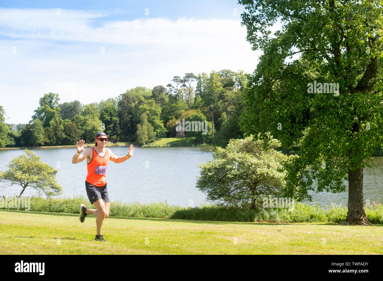 Ein Läufer auf Chris Evan's Run Fest laufen bei Bowood Haus in der Nähe von Chippenham GROSSBRITANNIEN Stockfoto