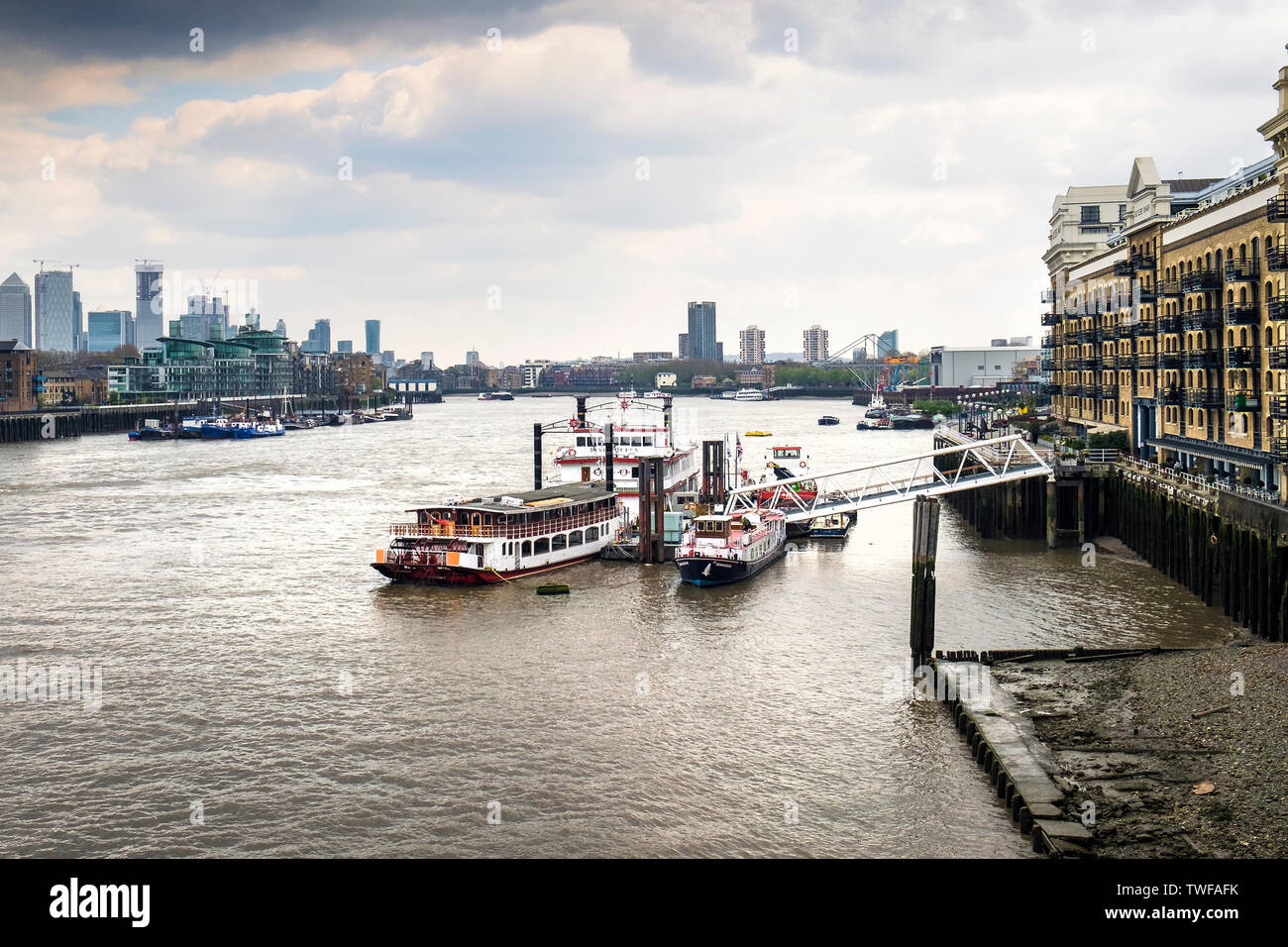 Flussschiffe gebunden an das Butler's Wharf auf der Themse in London. Stockfoto