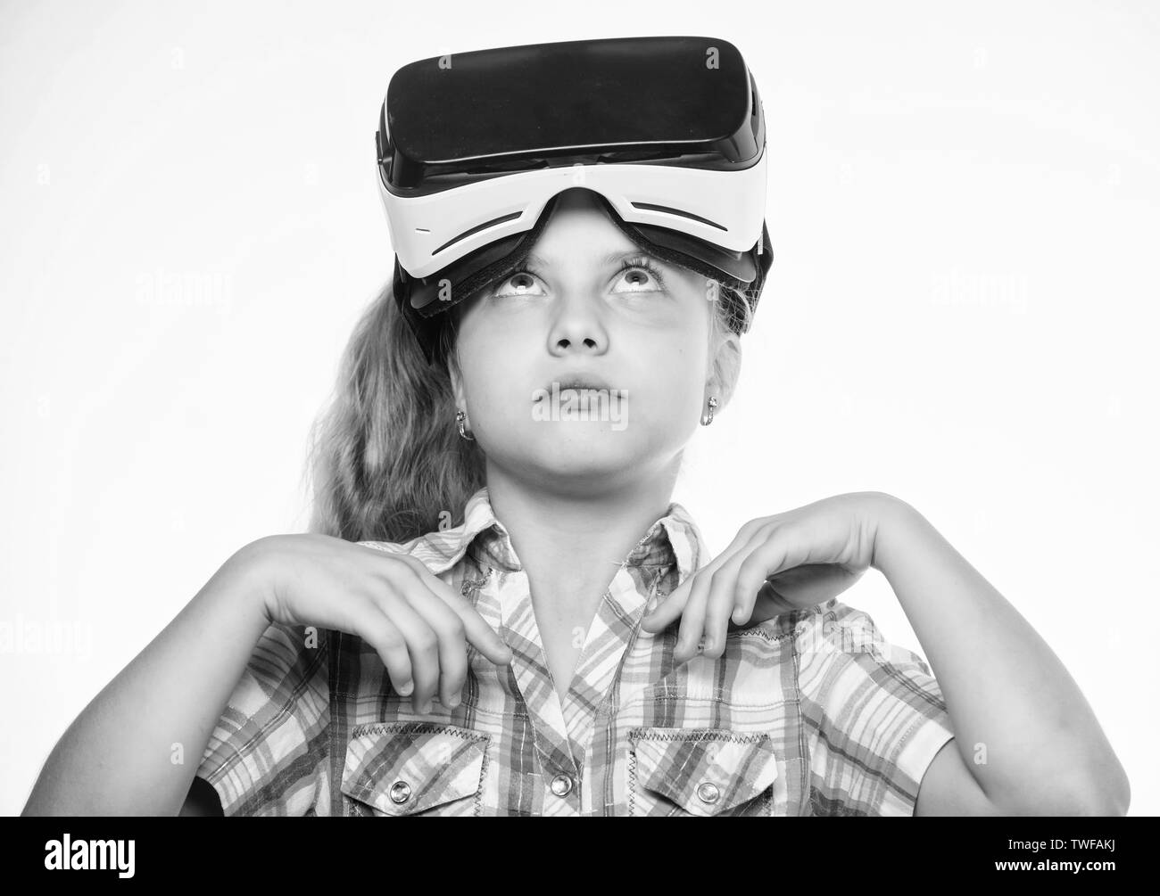 Virtuelle Bildung für Schüler. Glückliches Kind nutzen moderne Technologie der virtuellen Realität. Virtuelle Erfahrung erhalten. Mädchen niedliche Kind mit Head Mounted Display auf weißem Hintergrund. Das Konzept der Virtuellen Realität. Stockfoto