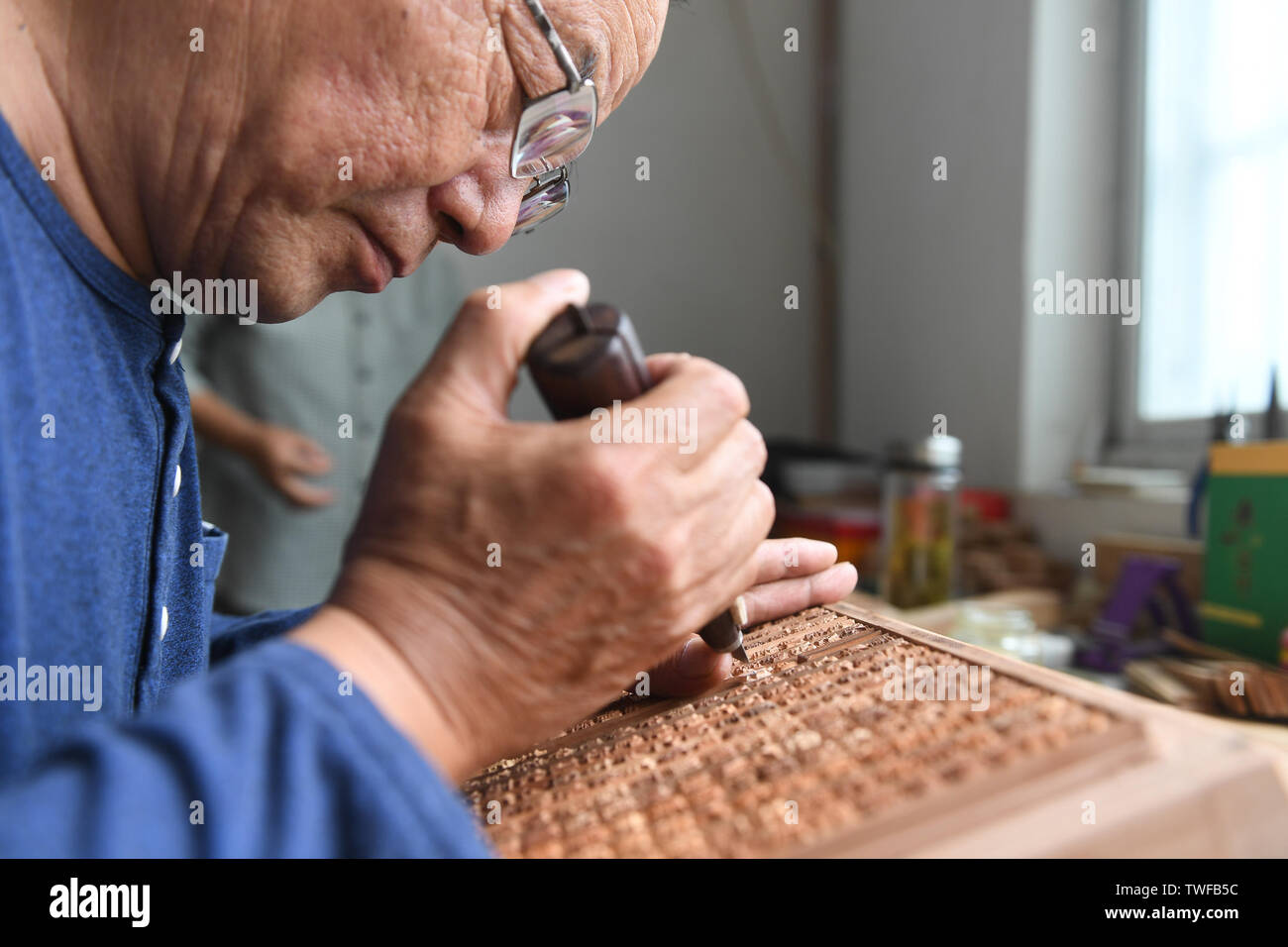 (190620) - NANJING, Juni 20, 2019 (Xinhua) -- chen Yishi arbeitet auf woodblocks auf einem Workshop in Hangji Stadt Yangzhou Stadt, im Osten der chinesischen Provinz Jiangsu, 18. Juni 2019. Geboren in eine Familie gewidmet Drucken für Generationen in Yangzhou Stadt, die 72-jährige Chen Yishi holzpflasterböden ist ein Erbe dieser nationalen immateriellen Kulturerbes. Chen gestartet Holzschnitt zu erlernen, als er 10 war, unter der Anleitung seines Vaters. Seitdem Chen hat, um sein Leben zu verfeinern, die Fähigkeiten und Lehre Studenten gewidmet, so wie das Handwerk für die kommenden Generationen lebendig zu halten. (Xinhua / Ji Chunpeng) Stockfoto