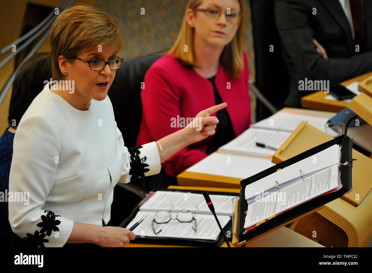 Edinburgh, Großbritannien. Juni, 2019 20. Im Bild: Nicola Sturgeon MSP wöchentliche Sitzung des Ersten Minister Fragen, die in der Kammer des Schottischen Parlaments, Edinburgh. Credit: Colin Fisher/Alamy leben Nachrichten Stockfoto