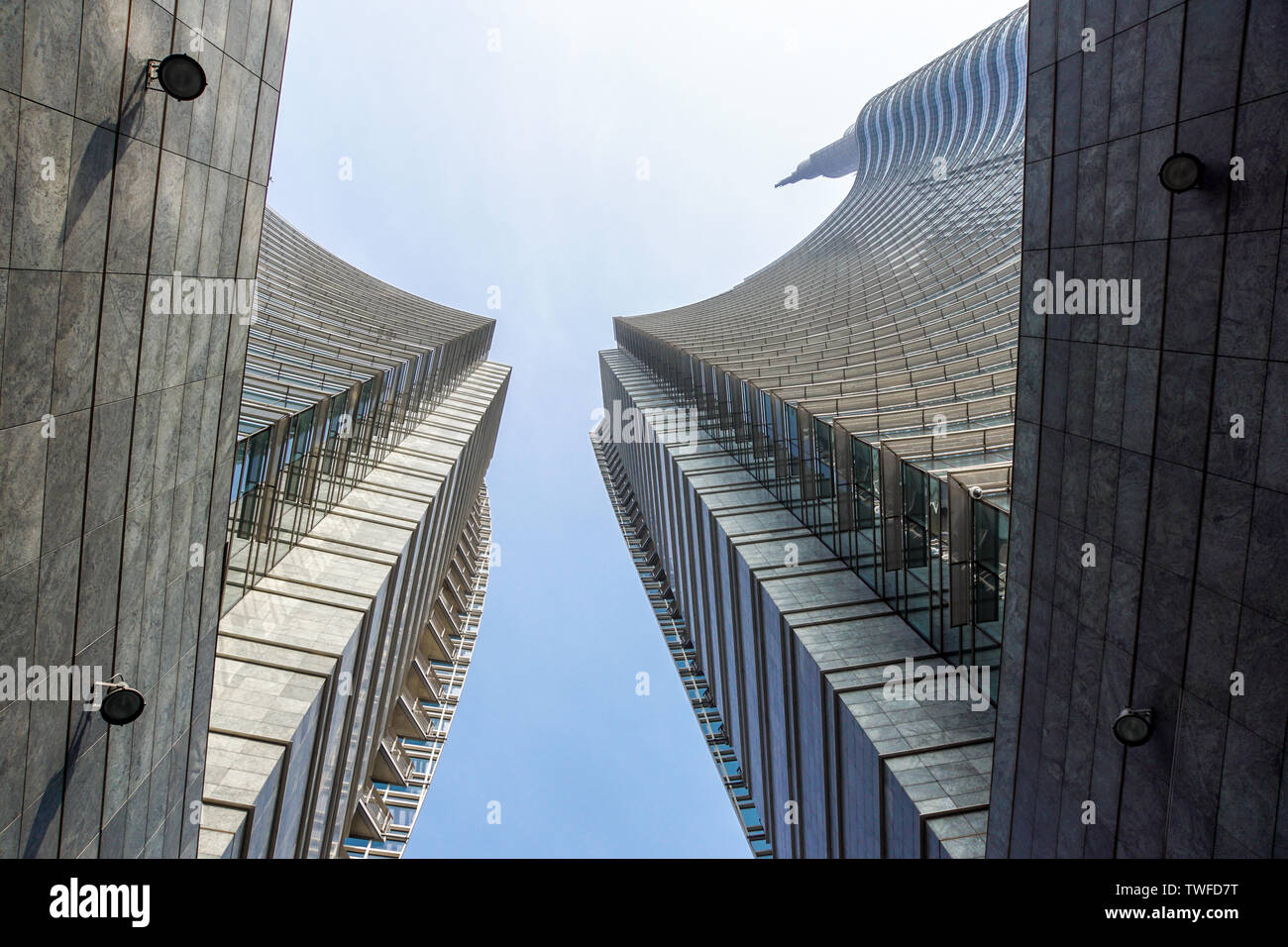 Mailand, Italien, 4. MAI 2019.: abstrakte Moderne Glas finanzielle Skyscraper Architektur Detail. Low Angle Shot für Modernes Glas Gebäude und Grün mit Stockfoto