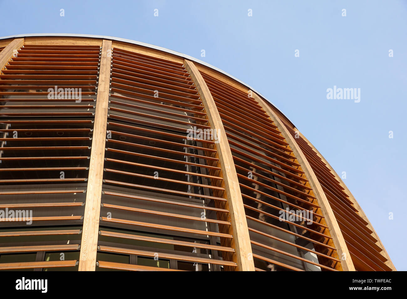 Mailand, Italien, 4. MAI 2019.: abstrakte Moderne Glas finanzielle Skyscraper Architektur Detail. Moderne architektonische Konstruktion von Holzlatten mit Halbpension Stockfoto