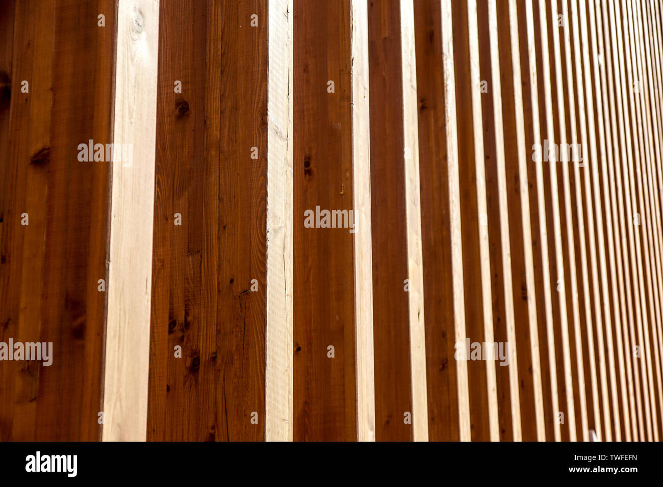 Moderne architektonische Konstruktion von Holzlatten mit Halbrund, durchbrochene Design Stockfoto