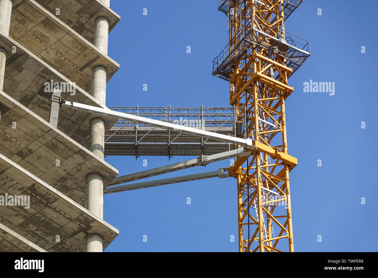 Kran in das Gebäude vor Ort im Bau verankert Stockfoto